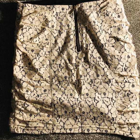 Heart & Soul Lace, Ruched Sides Skirt! (9/10)
Gold Zipper Closure on back! - Picture 3 of 15